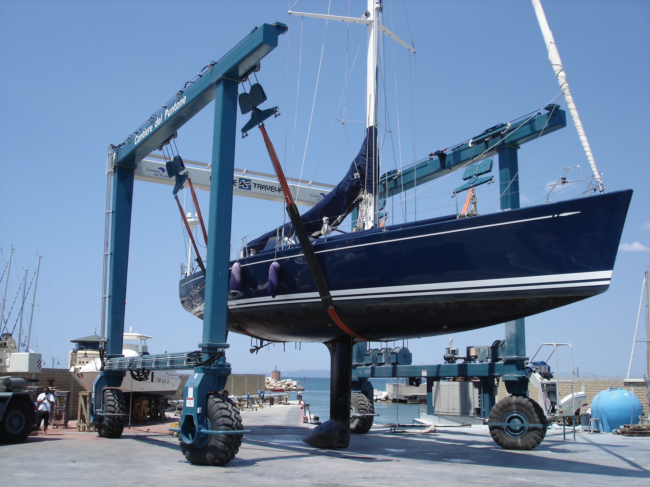 lifting a sailing yacht in the shipyard